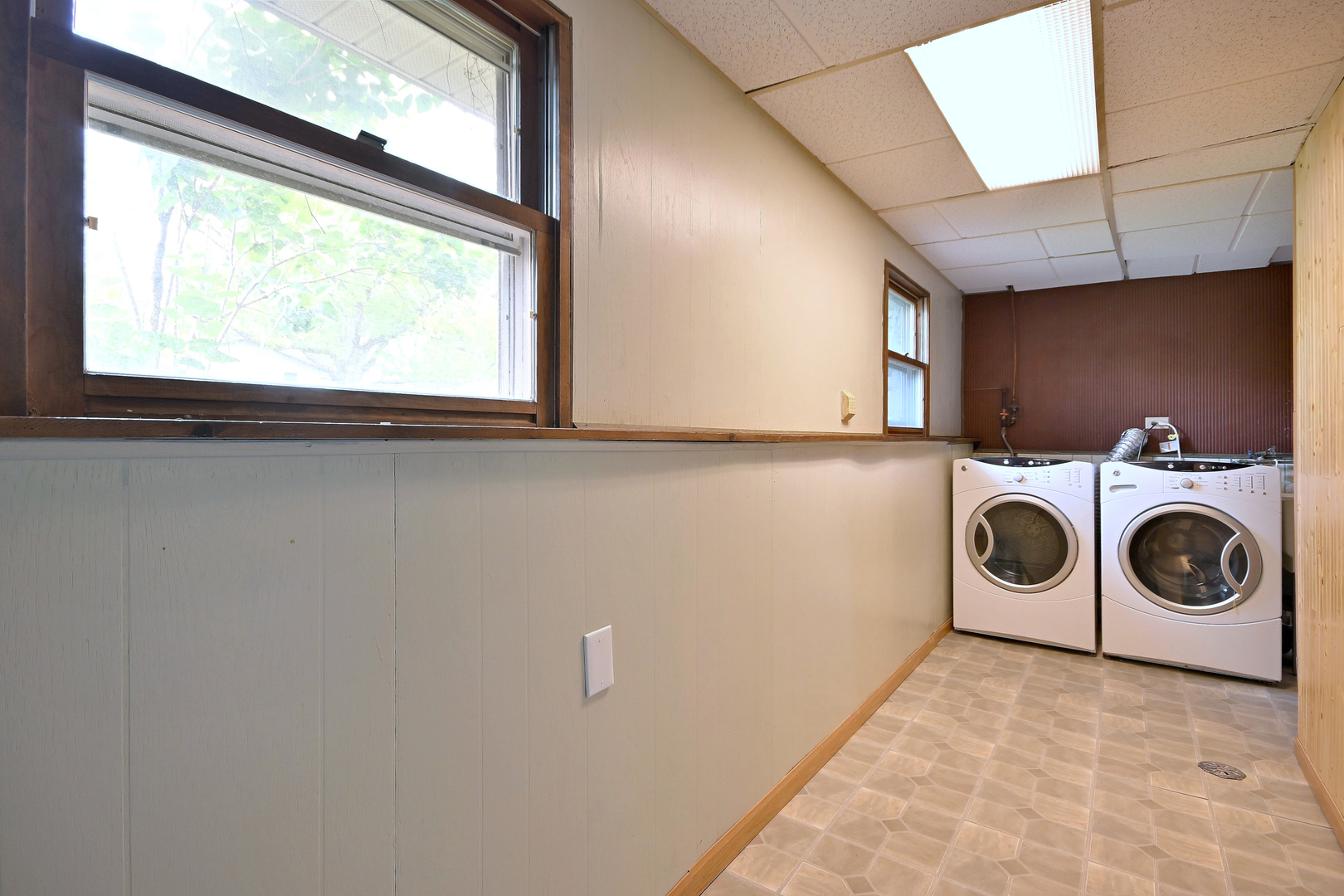 20564 Elizabeth Avenue Prairie View, IL 60089 - Photo 34 of 40 a utility room with dryer and washer