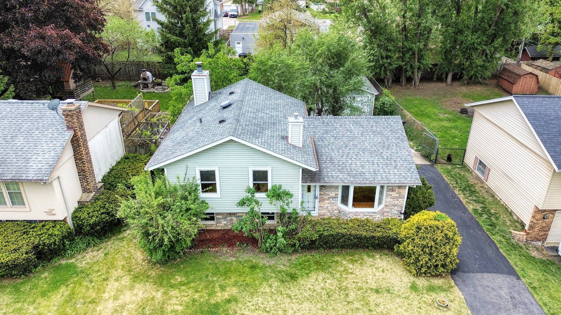 20564 Elizabeth Avenue Prairie View, IL 60089 - Photo 4 of 40 a front view of a house with garden
