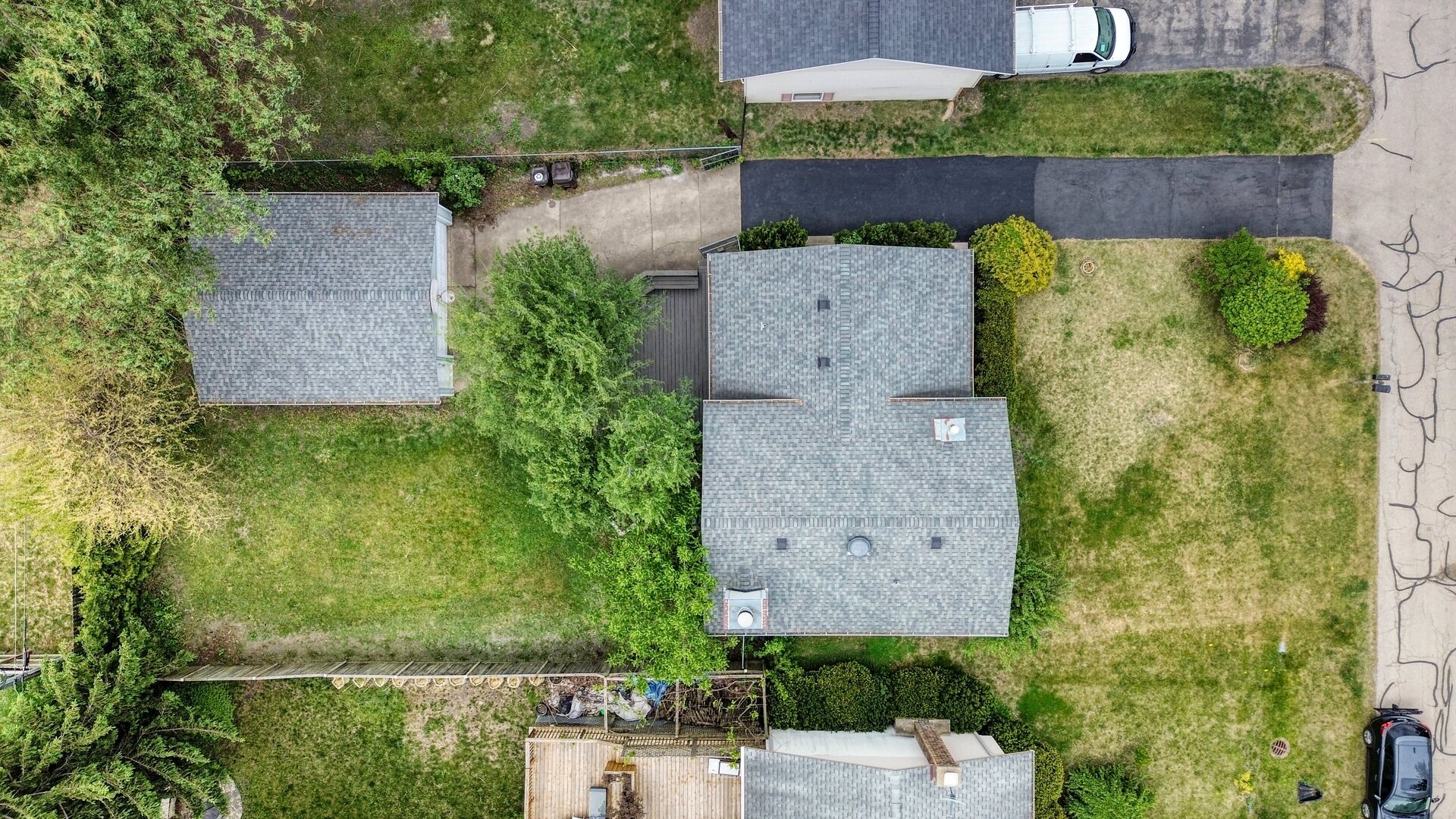 20564 Elizabeth Avenue Prairie View, IL 60089 - Photo 6 of 40 an aerial view of a house with a yard