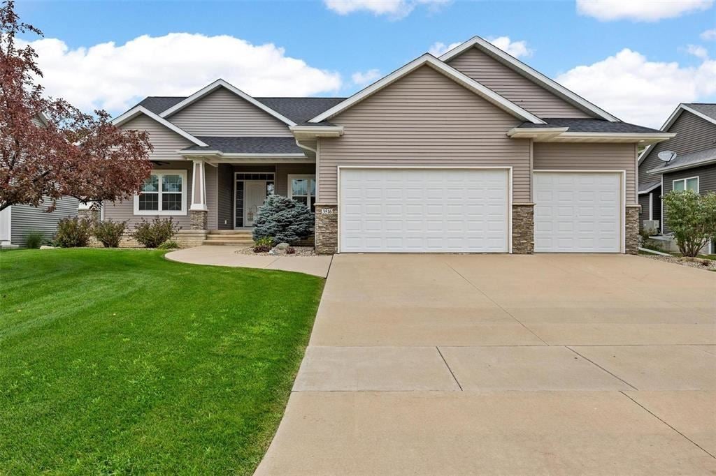 3516 Fitzroy Road Hiawatha, IA 52233 - Photo 1 of 50 Gallery Image 1