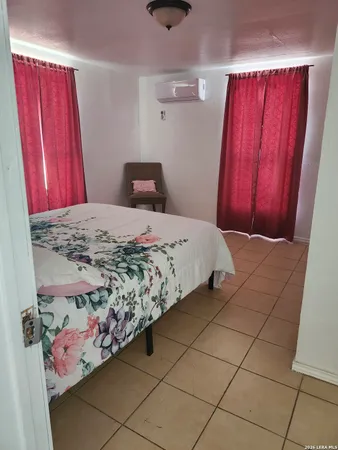 $1,500 | 1010 County Road 6710, Natalia, TX 78059