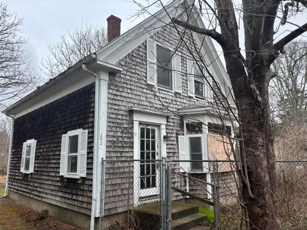 $300,000 | 202 Route 28, West Harwich, MA 02671