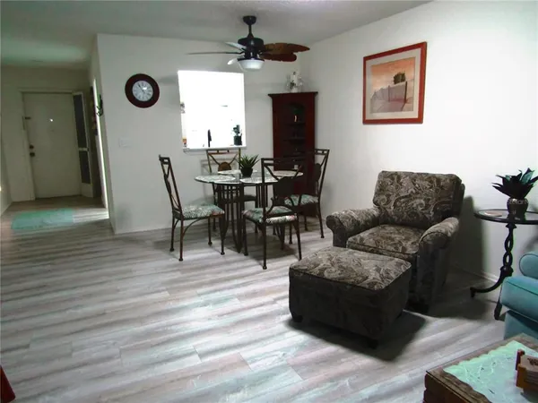 $4,300 | 7050 West Country Club Drive North, Unit 10A, Sarasota, FL 34243