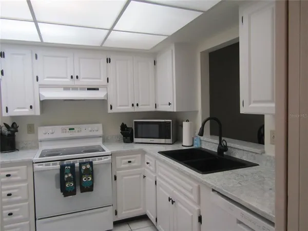 $4,300 | 7050 West Country Club Drive North, Unit 10A, Sarasota, FL 34243