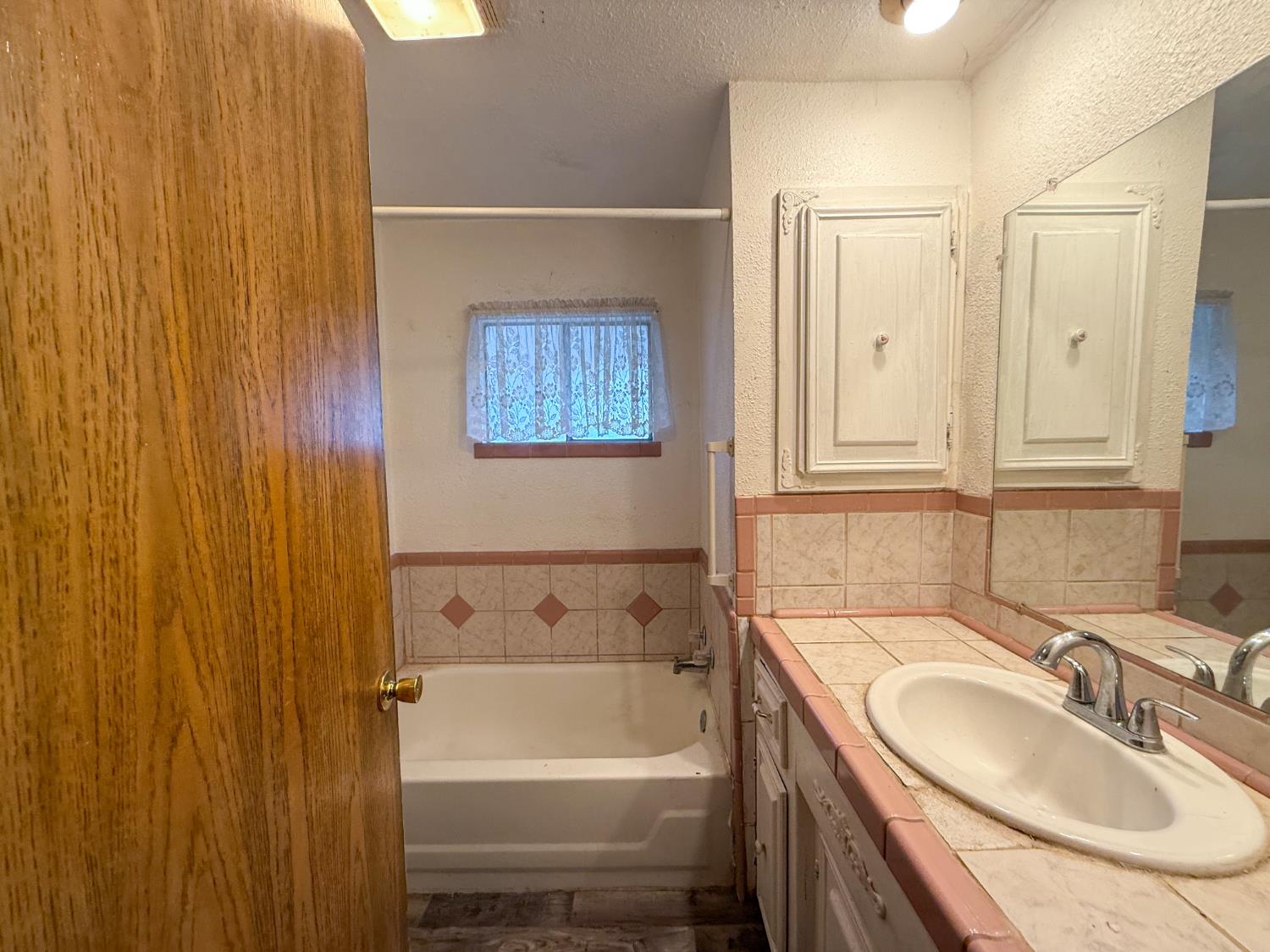 5835 Cherokee Road, Unit 41 Stockton, CA 95215 - Photo 16 of 35 a bathroom with a sink and a bathtub