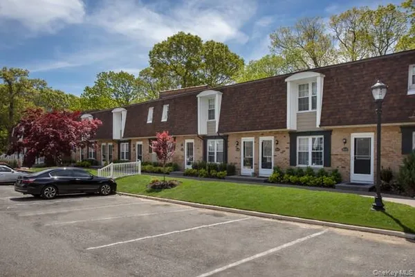 $2,745 | 100 Villa D'Est Drive, Unit E07, Coram, NY 11727