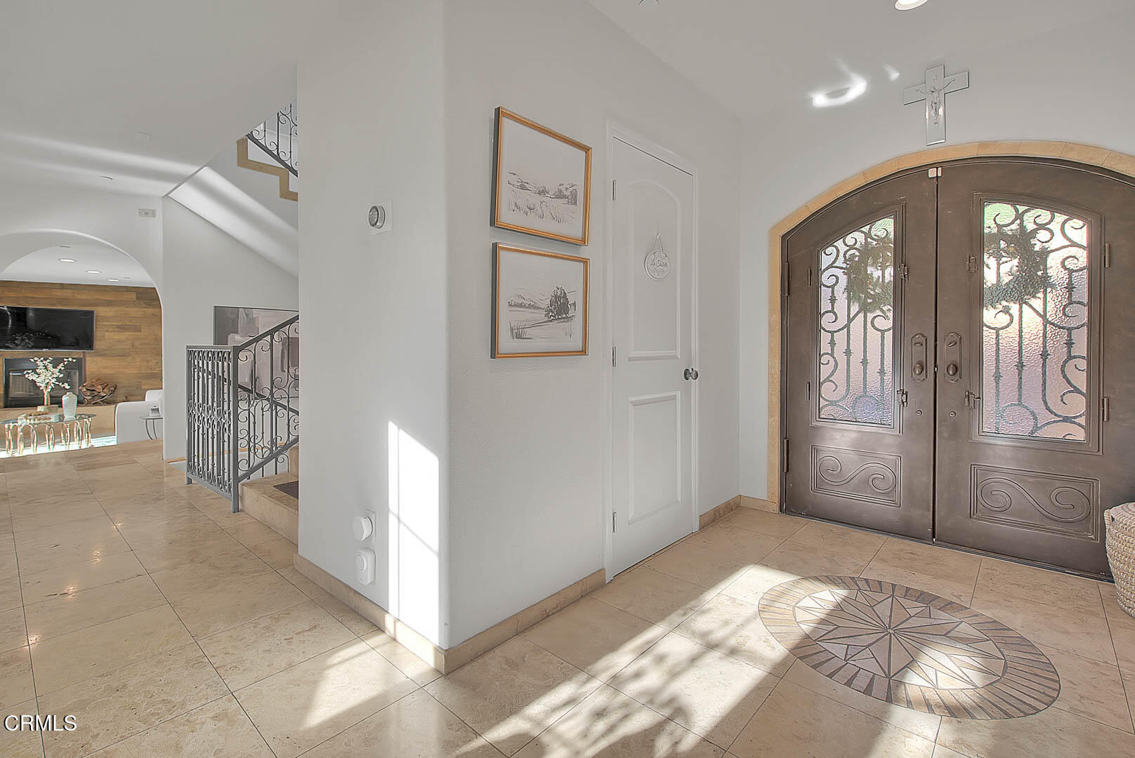 3255 Buckingham Road Glendale, CA 91206 - Photo 13 of 70 Foyer (1 of 4)