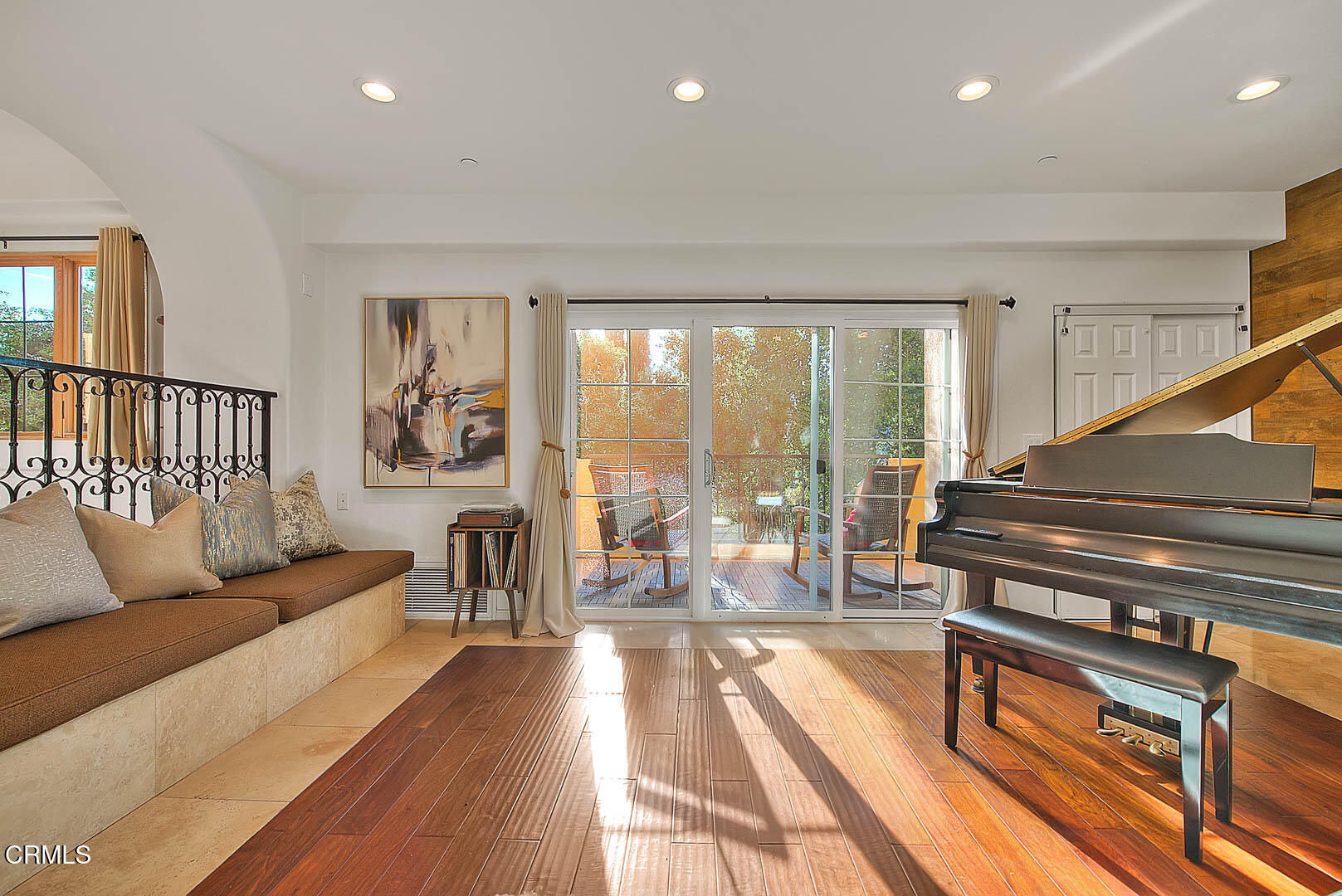 3255 Buckingham Road Glendale, CA 91206 - Photo 16 of 70 Living Room (5 of 6)