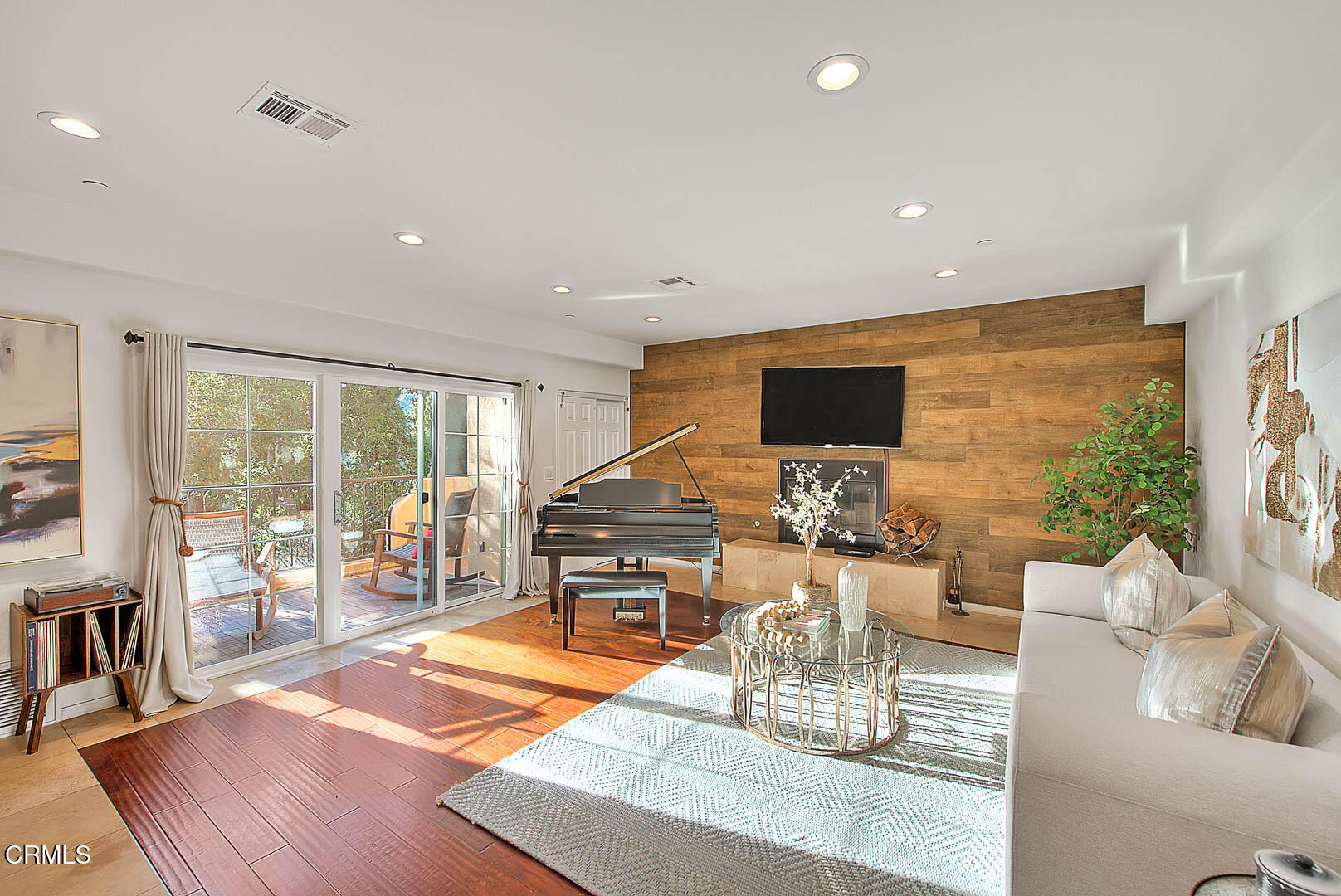 3255 Buckingham Road Glendale, CA 91206 - Photo 17 of 70 Living Room (1 of 6)