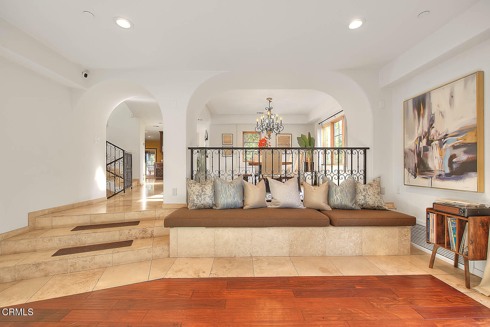 3255 Buckingham Road Glendale, CA 91206 - Photo 19 of 70 Living Room (2 of 6)
