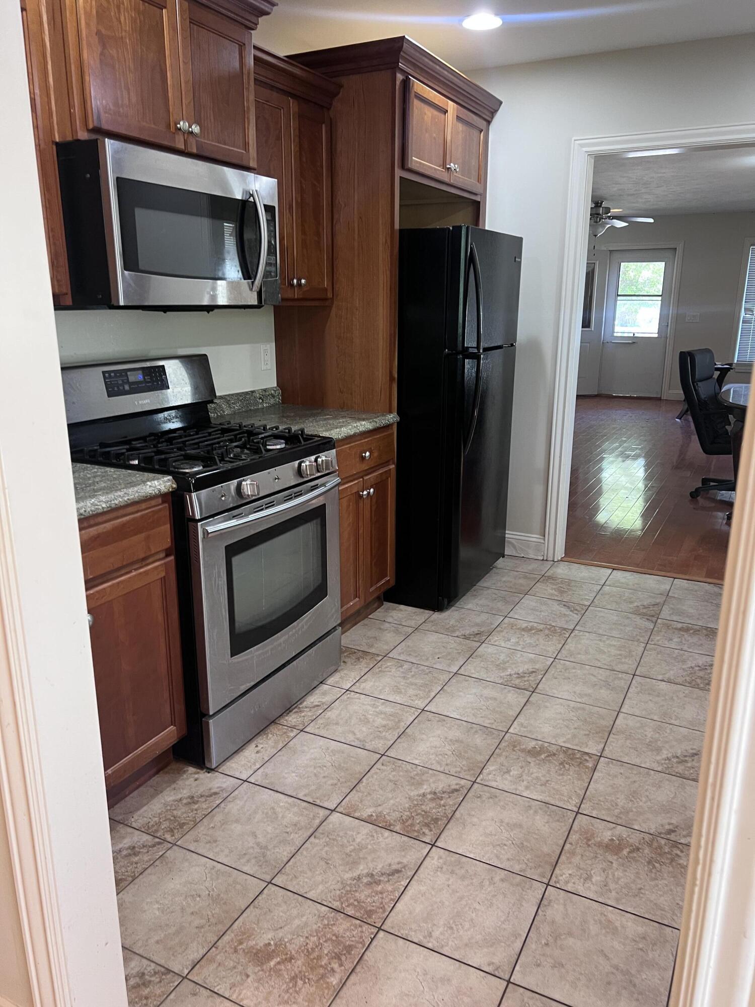 680 East Empire Avenue Benton Harbor, MI 49022 - Photo 9 of 18 IMG_9173