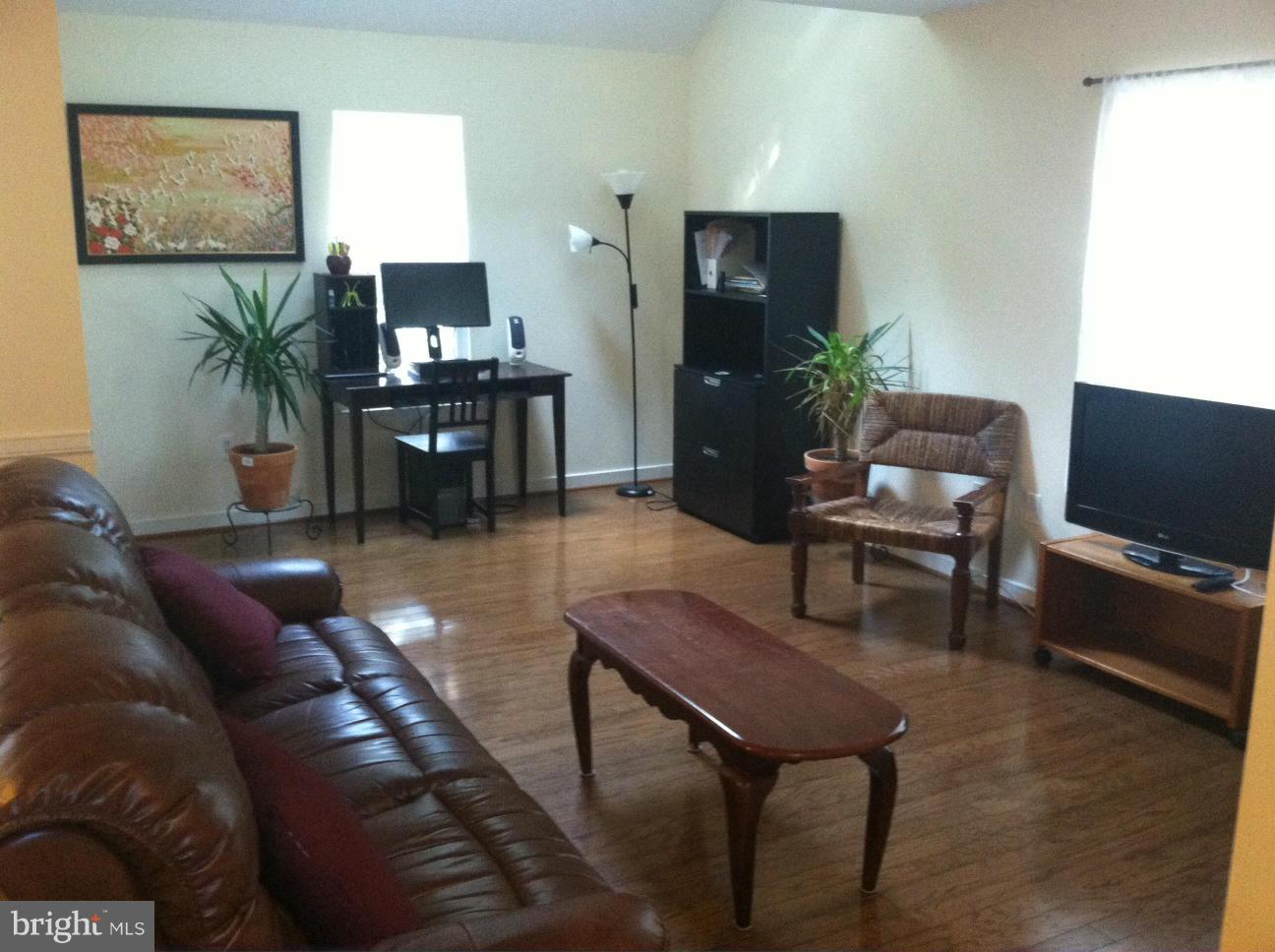 1527 Ritchie Lane Annapolis, MD 21401 - Photo 3 of 14 Living Room