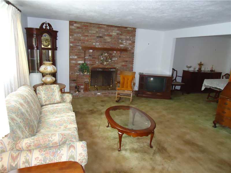 40 Wolfram Road Washington, PA 15301 - Photo 2 of 22 Living Room.