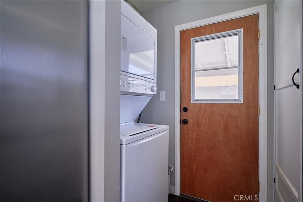 3469 Verde Street Riverside, CA 92504 - Photo 15 of 38 a utility room with dryer and washer