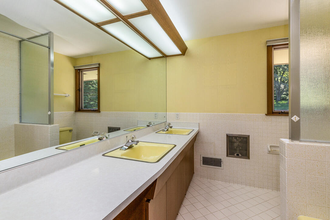 6725 Brook Road Caledonia, WI 53126 - Photo 22 of 33 Full Bath