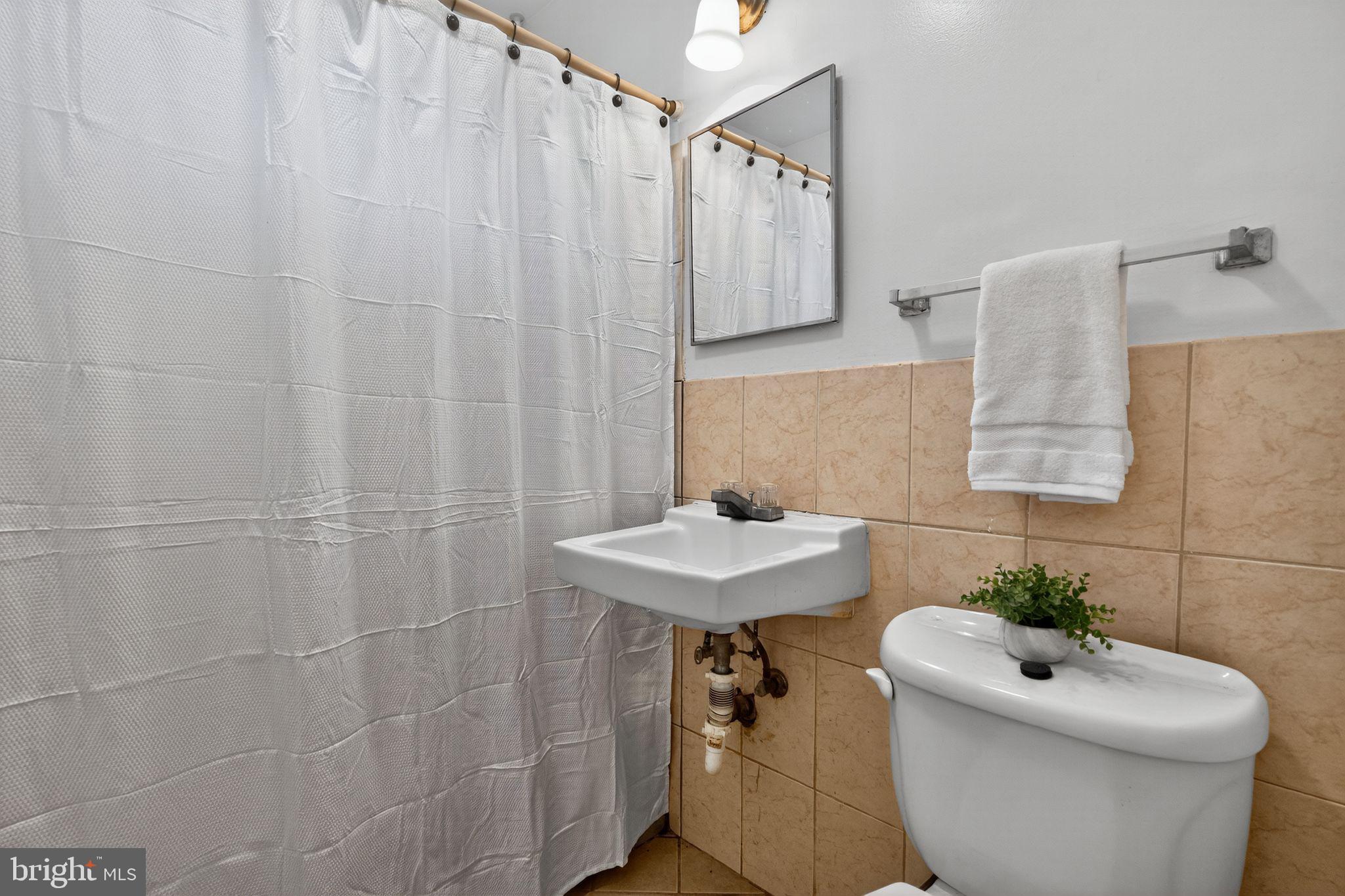 4615 Roundhill Road Alexandria, VA 22310 - Photo 11 of 15 Full bathroom
