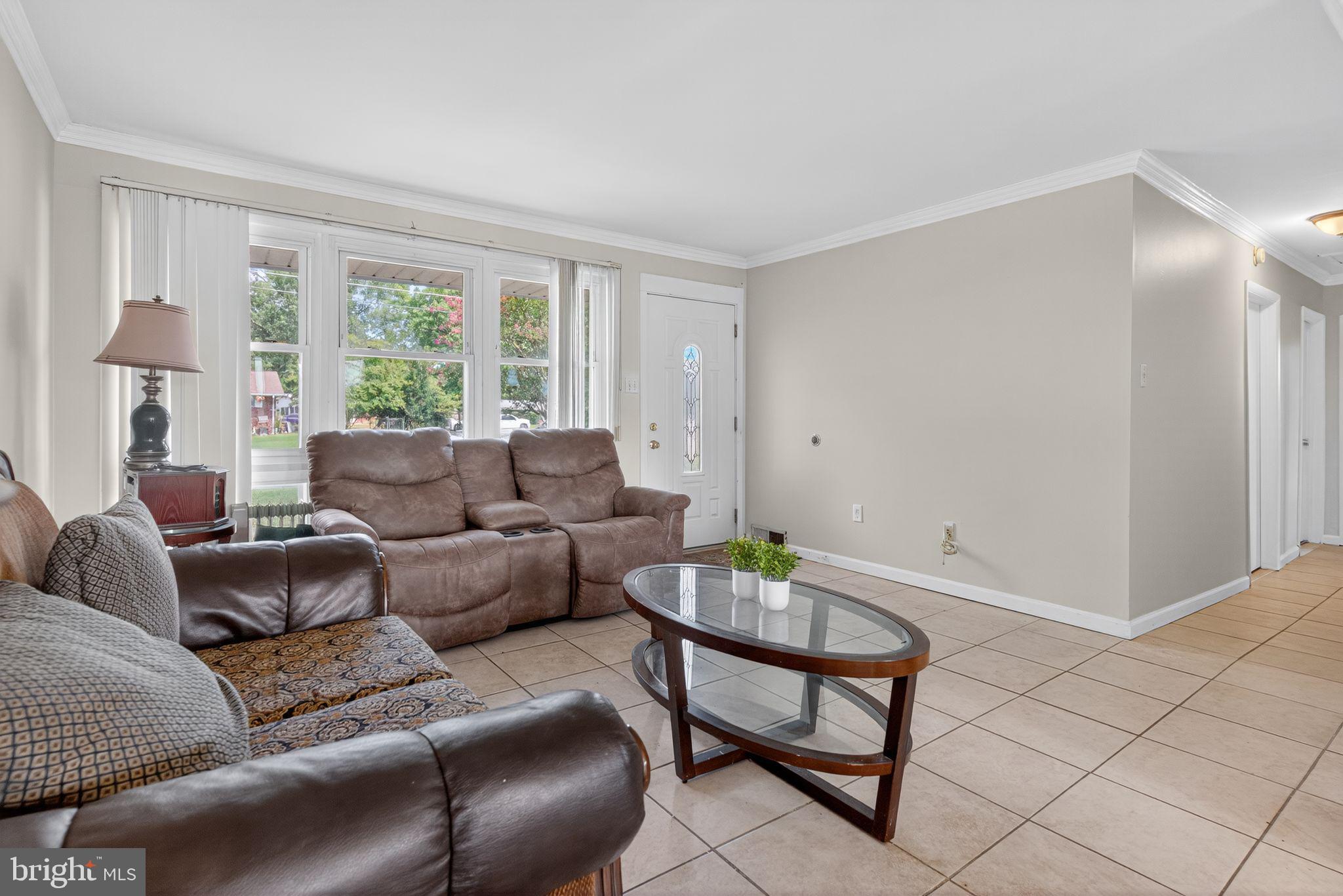 4615 Roundhill Road Alexandria, VA 22310 - Photo 3 of 15 Living Room