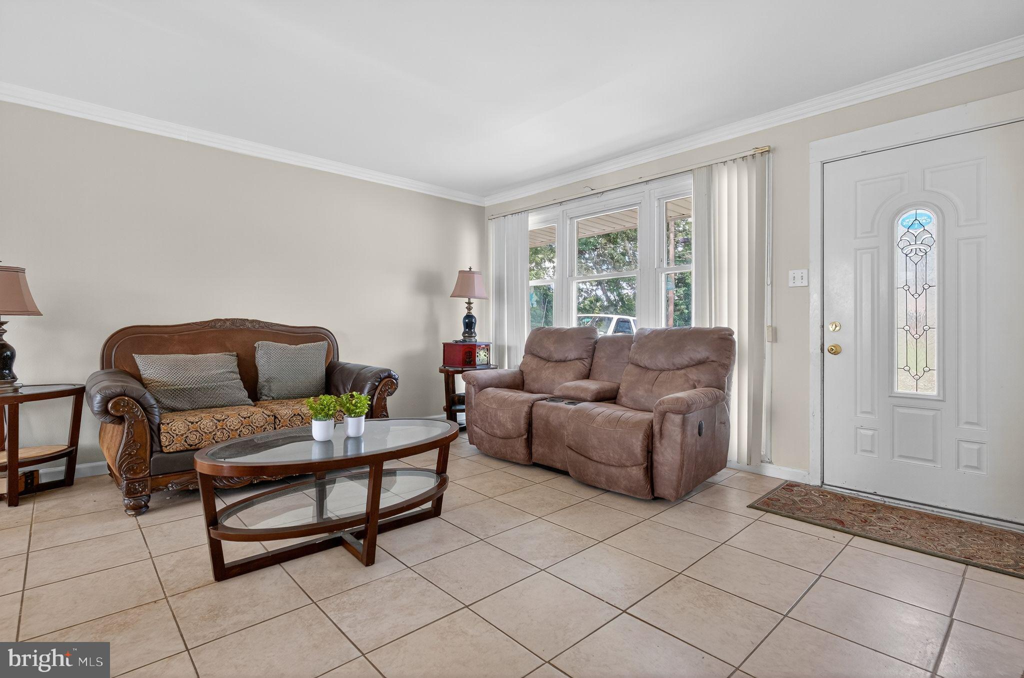 4615 Roundhill Road Alexandria, VA 22310 - Photo 4 of 15 Living Room