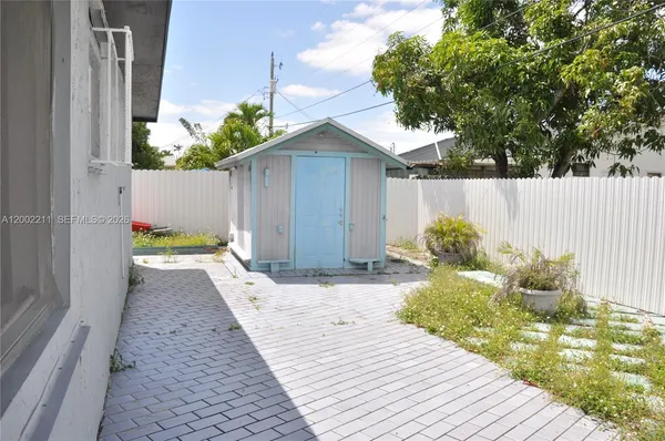 $695,500 | 1301 West 61st Place, Hialeah, FL 33012