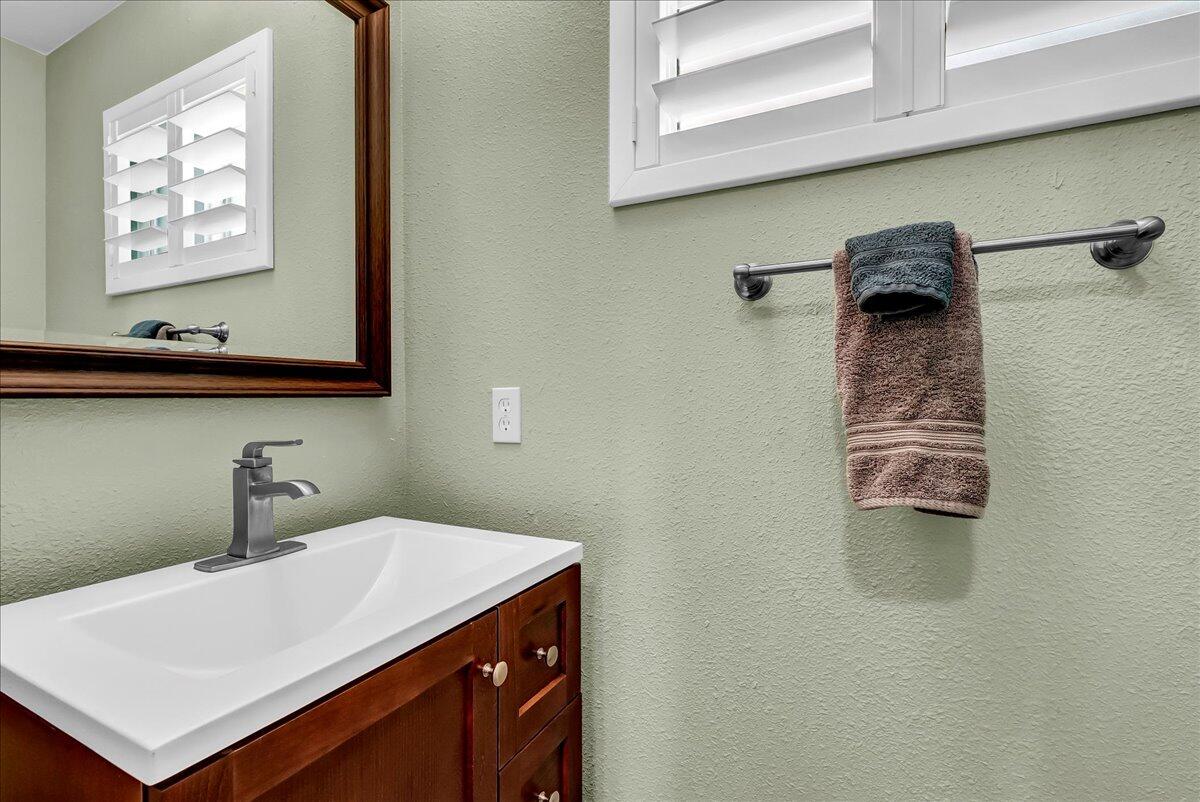 1635 North Elberta Road Exeter, CA 93221 - Photo 26 of 92 Powder room