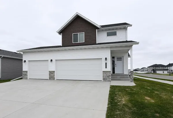 $395,000 | 7301 26th Street South, Fargo, ND 58104