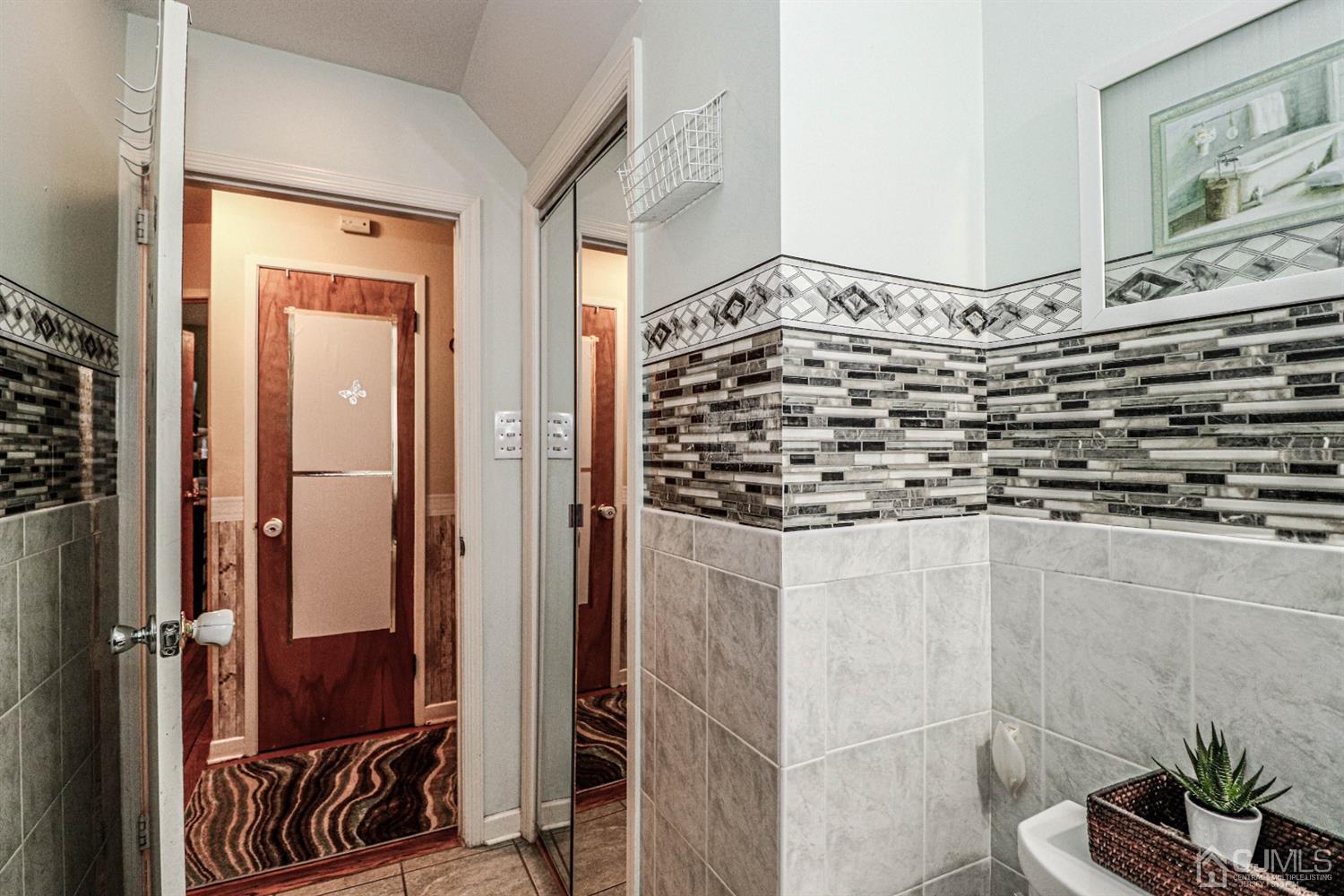 6 Brandywine Road Fords, NJ 08863 - Photo 19 of 38 a view of a entryway