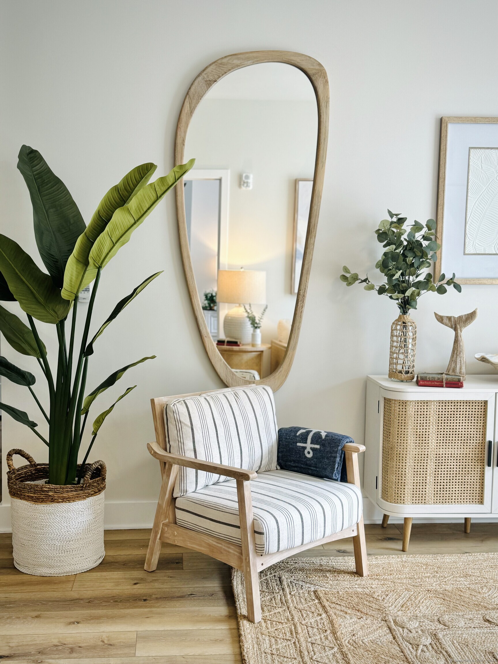 50 Perkins Farm Drive, Unit PH402 NEWPORT Stonington, CT 06355 - Photo 25 of 31 a living room with furniture flowerpot and a potted plant