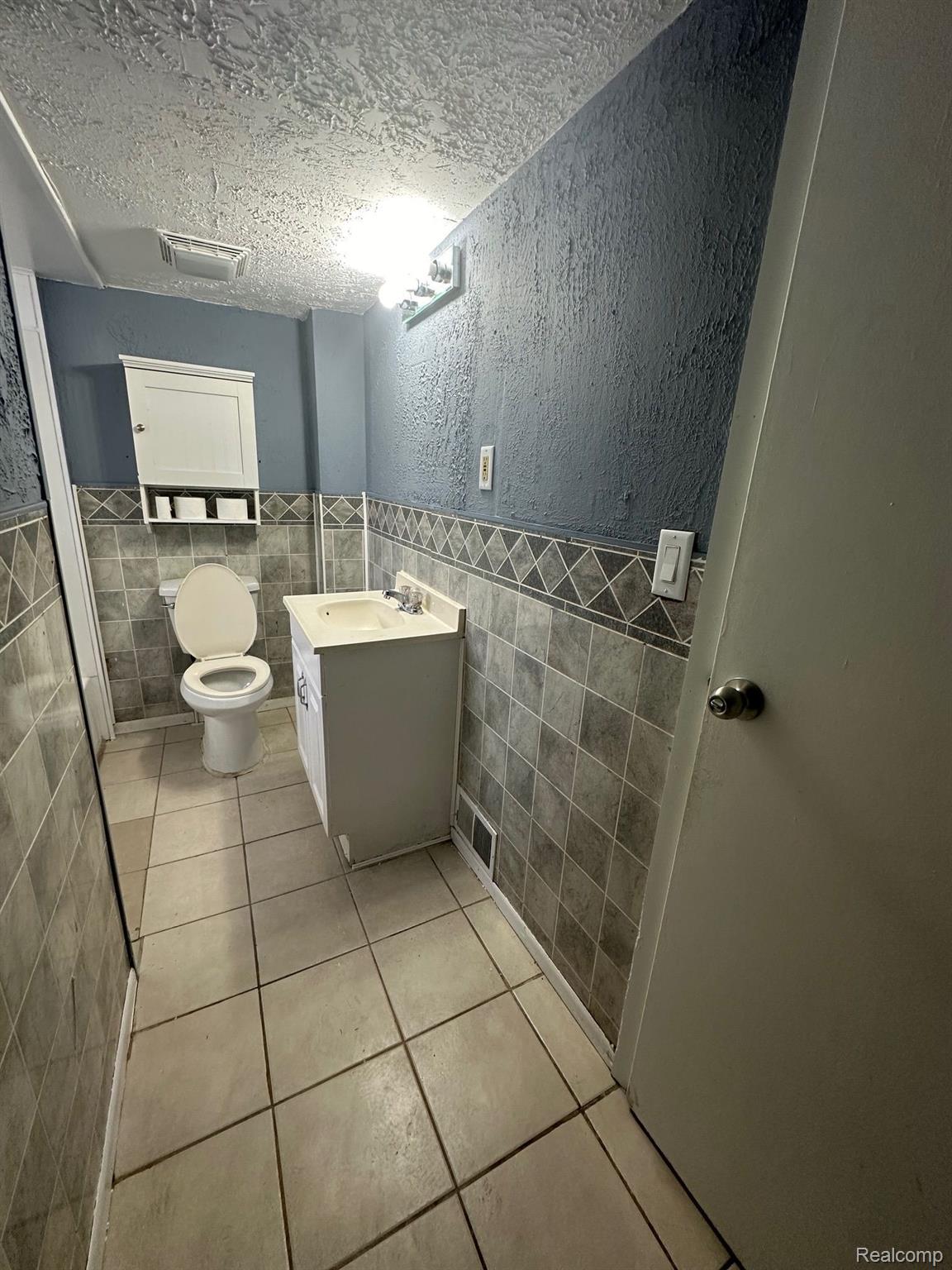 685 Kinney Road Pontiac, MI 48340 - Photo 9 of 33 Bathroom