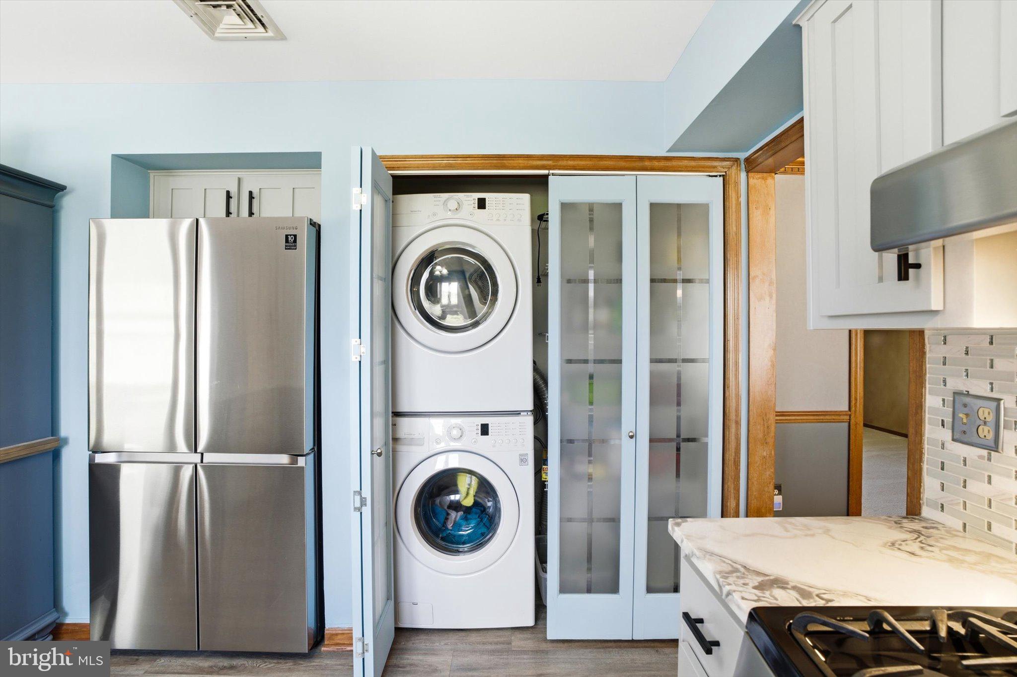 25446 Mt Pleasant Road Columbus, NJ 08022 - Photo 16 of 32 a view of a kitchen with washer and dryer