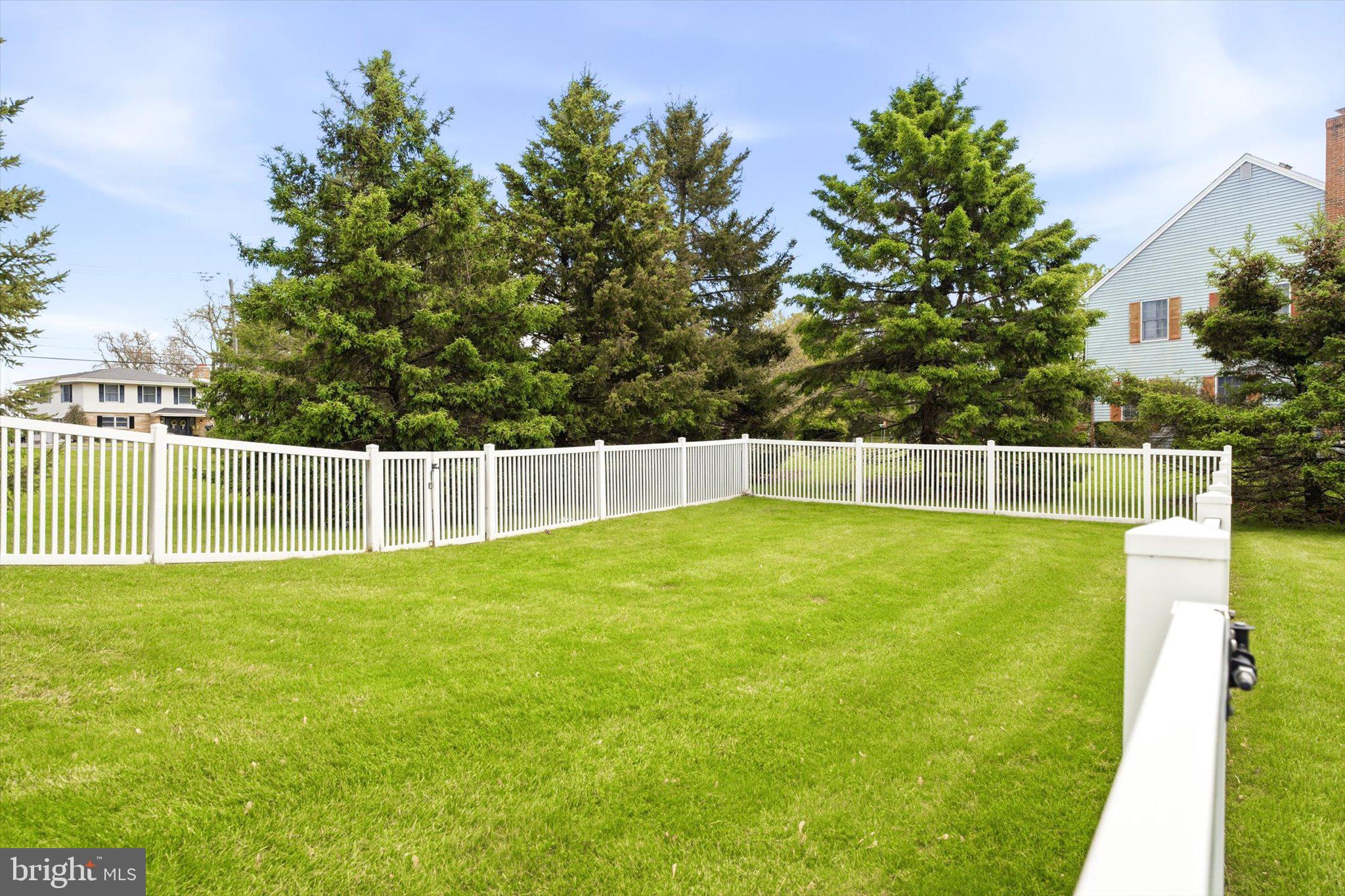 25446 Mt Pleasant Road Columbus, NJ 08022 - Photo 32 of 32 a view of a backyard with a small house