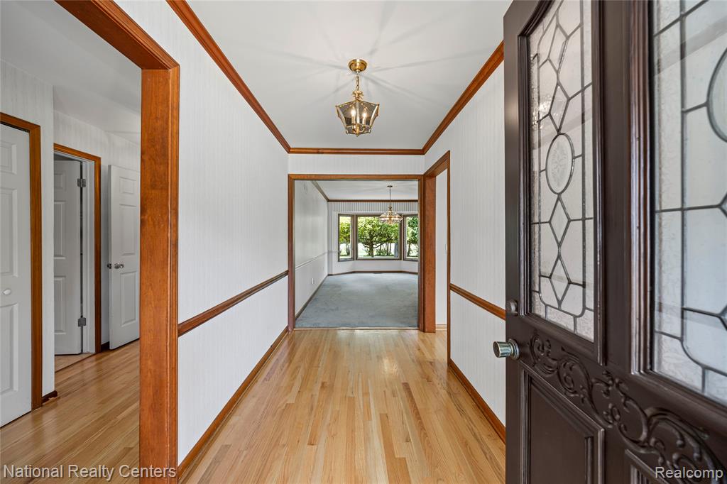26131 Pleasant Valley Road Farmington Hills, MI 48331 - Photo 8 of 61