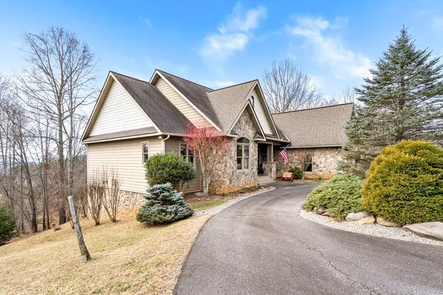 $750,000 | 163 Yellow Maple Lane, Murphy, NC 28906