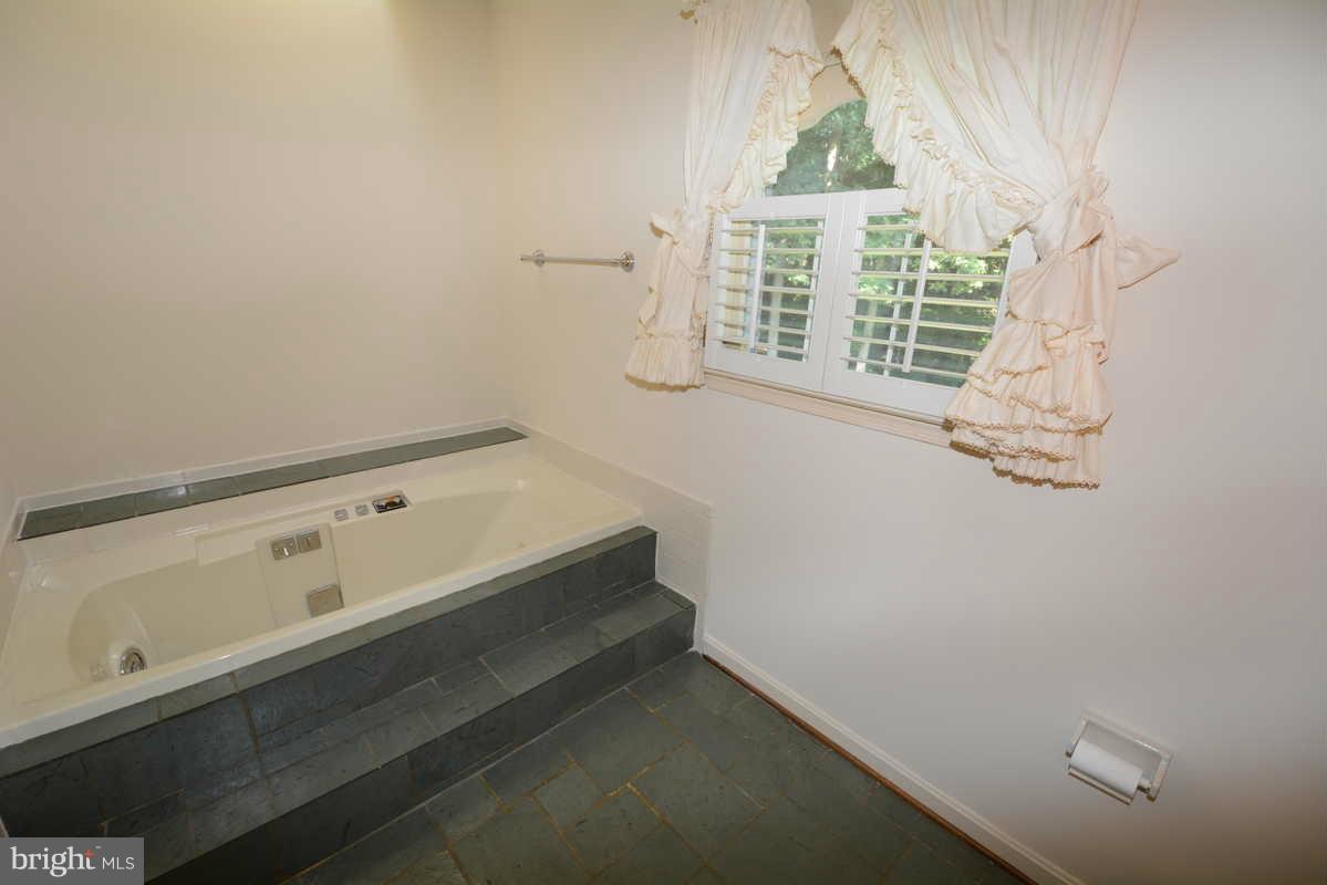 3810 Russell Road Woodbridge, VA 22192 - Photo 16 of 30 Bath (Master)