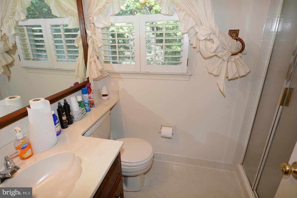 3810 Russell Road Woodbridge, VA 22192 - Photo 17 of 30 Bath (Master)