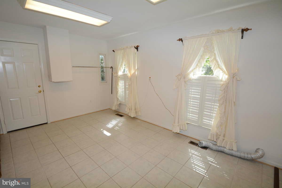 3810 Russell Road Woodbridge, VA 22192 - Photo 25 of 30 Living Room