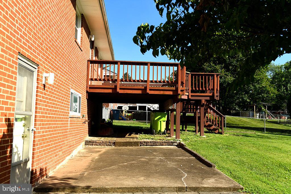 5232 Oldcastle Lane Springfield, VA 22151 - Photo 3 of 23 BACK HOUSE - 2