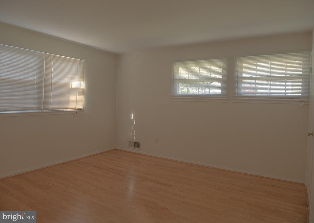 5232 Oldcastle Lane Springfield, VA 22151 - Photo 10 of 23 MASTER BED ROOM