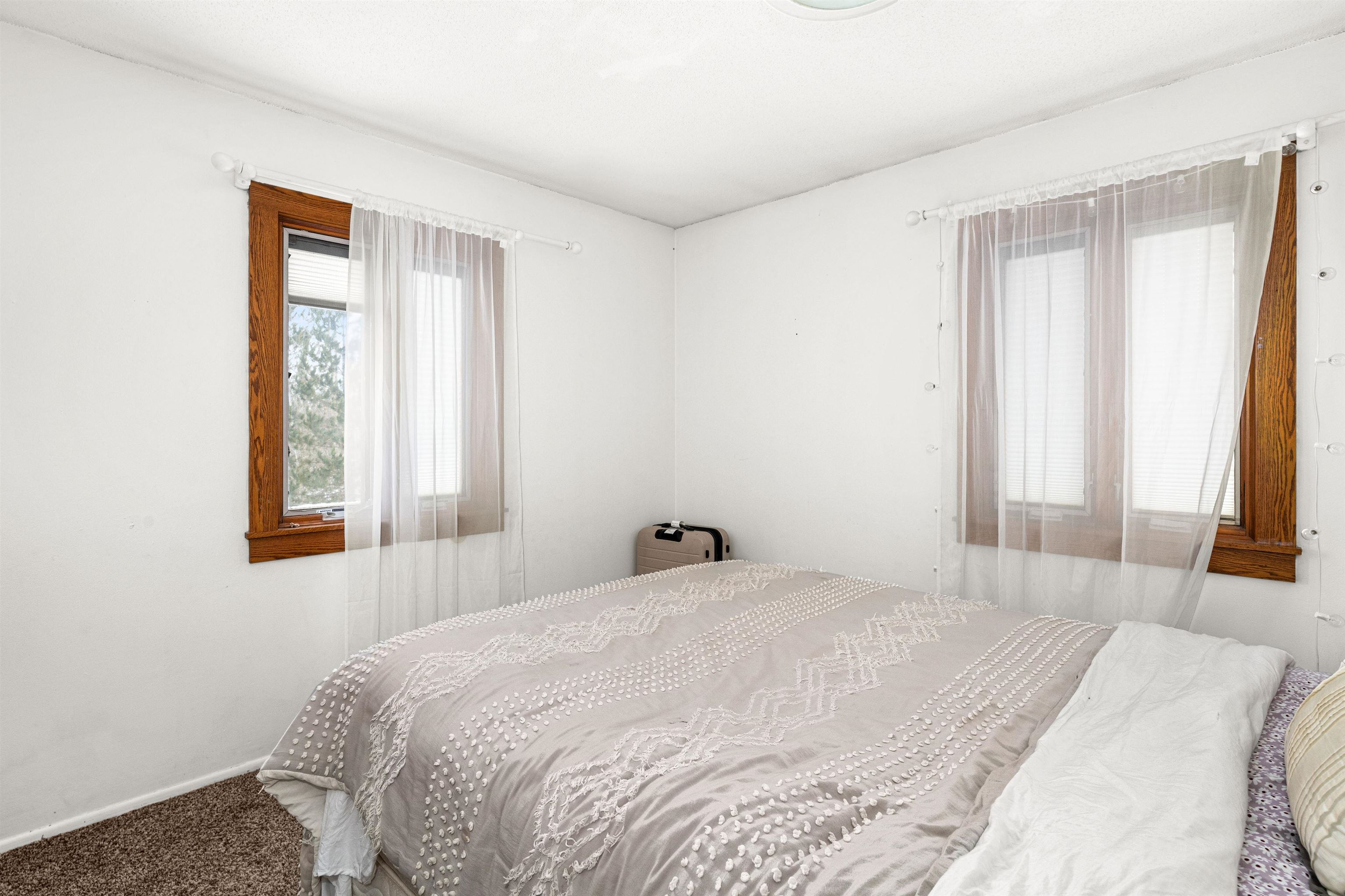 3325 Strand Road Duluth, MN 55803 - Photo 21 of 33 Bedroom with carpet floors & access to full bathroom.