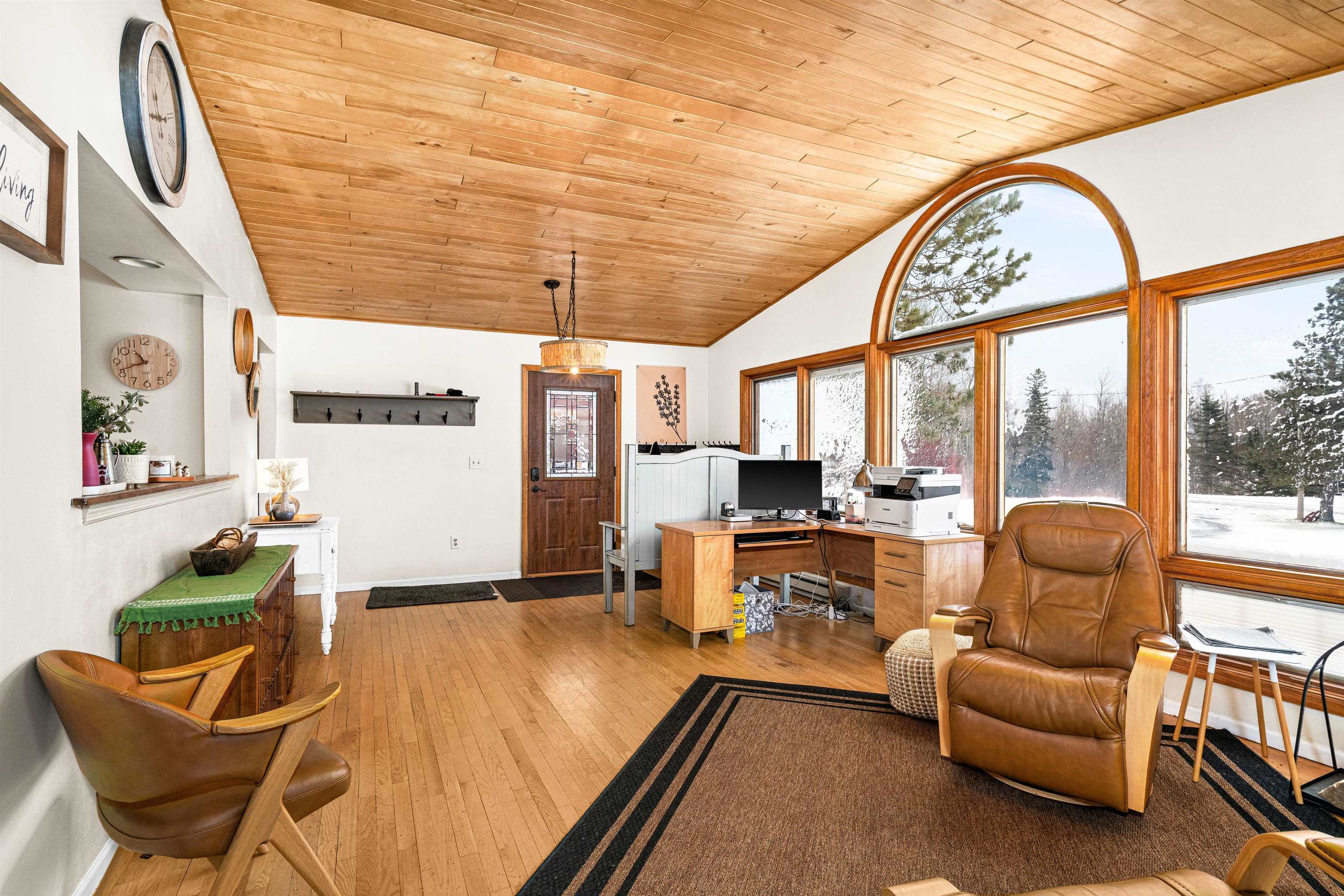 3325 Strand Road Duluth, MN 55803 - Photo 9 of 33 This expansive living area offers ample flex space for office use.