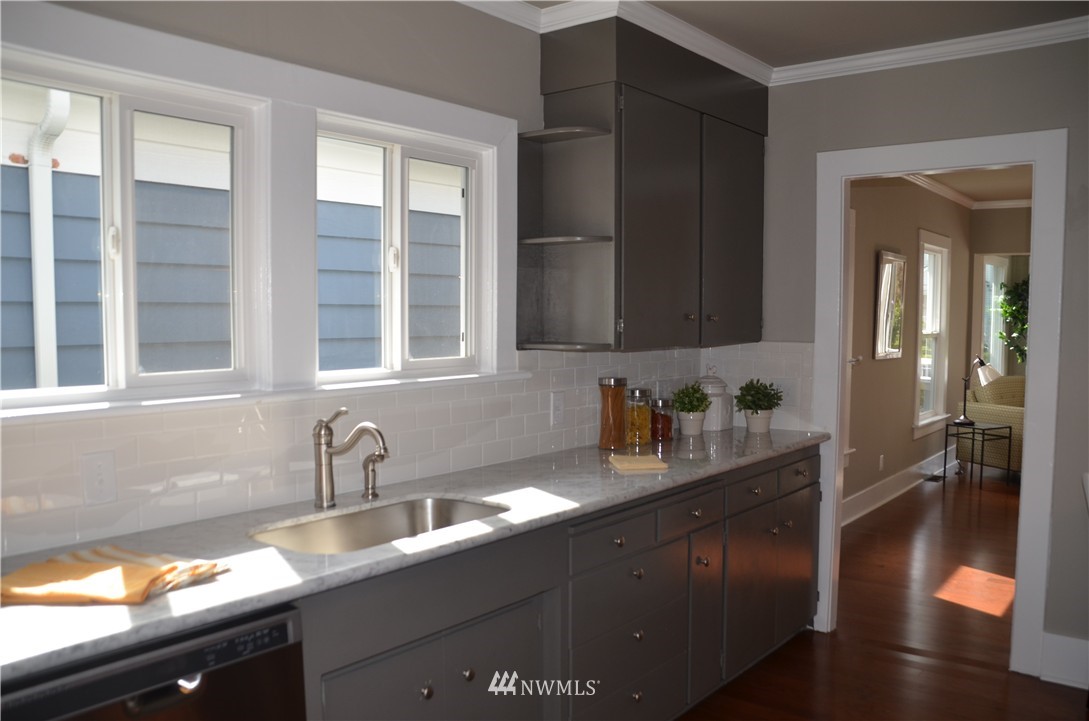 3024 62nd Avenue Southwest Seattle, WA 98116 - Photo 9 of 23 Gallery Image 9