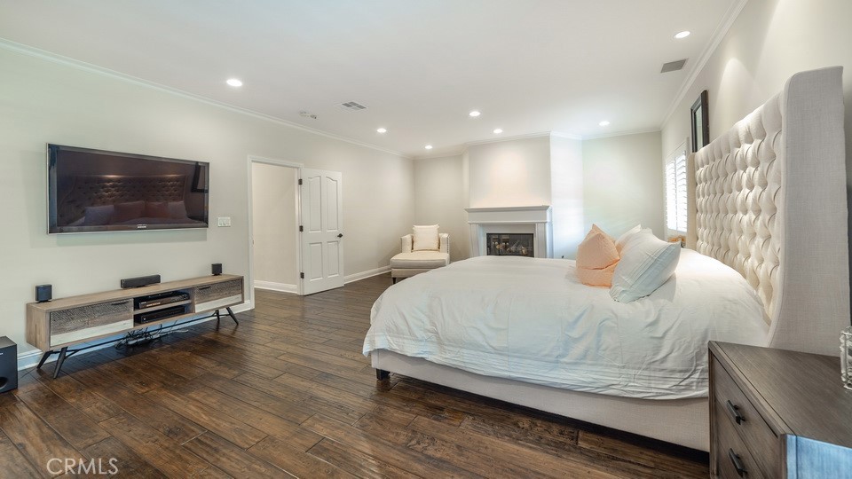 4461 Stern Avenue Sherman Oaks, CA 91423 - Photo 39 of 62 a bedroom with a bed and a flat screen tv