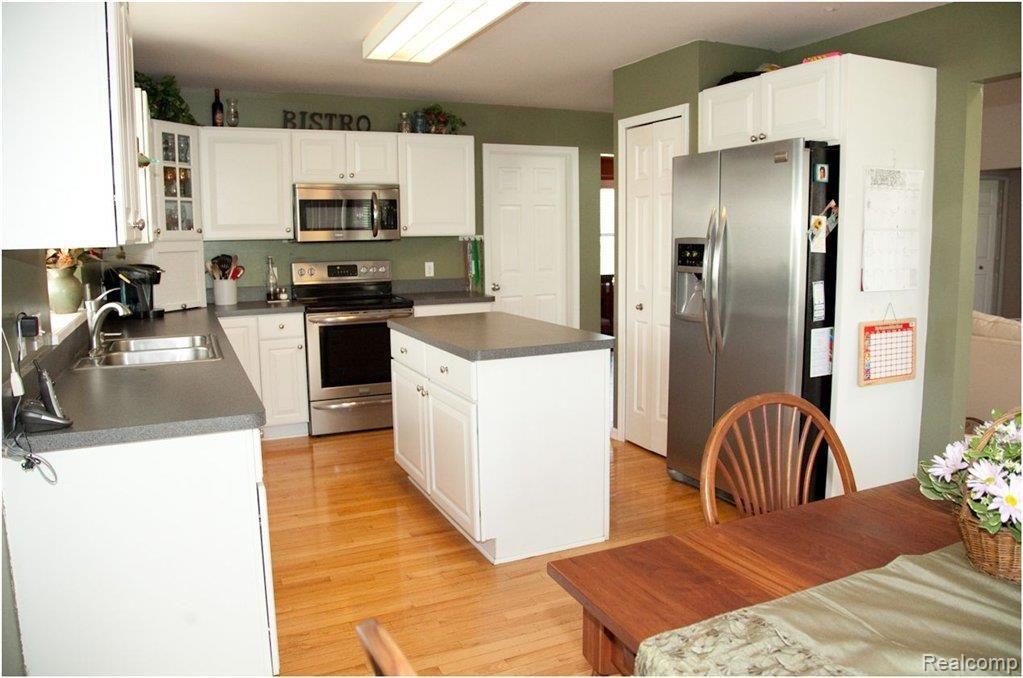 230 Locust Point Howell, MI 48843 - Photo 5 of 18 Kitchen