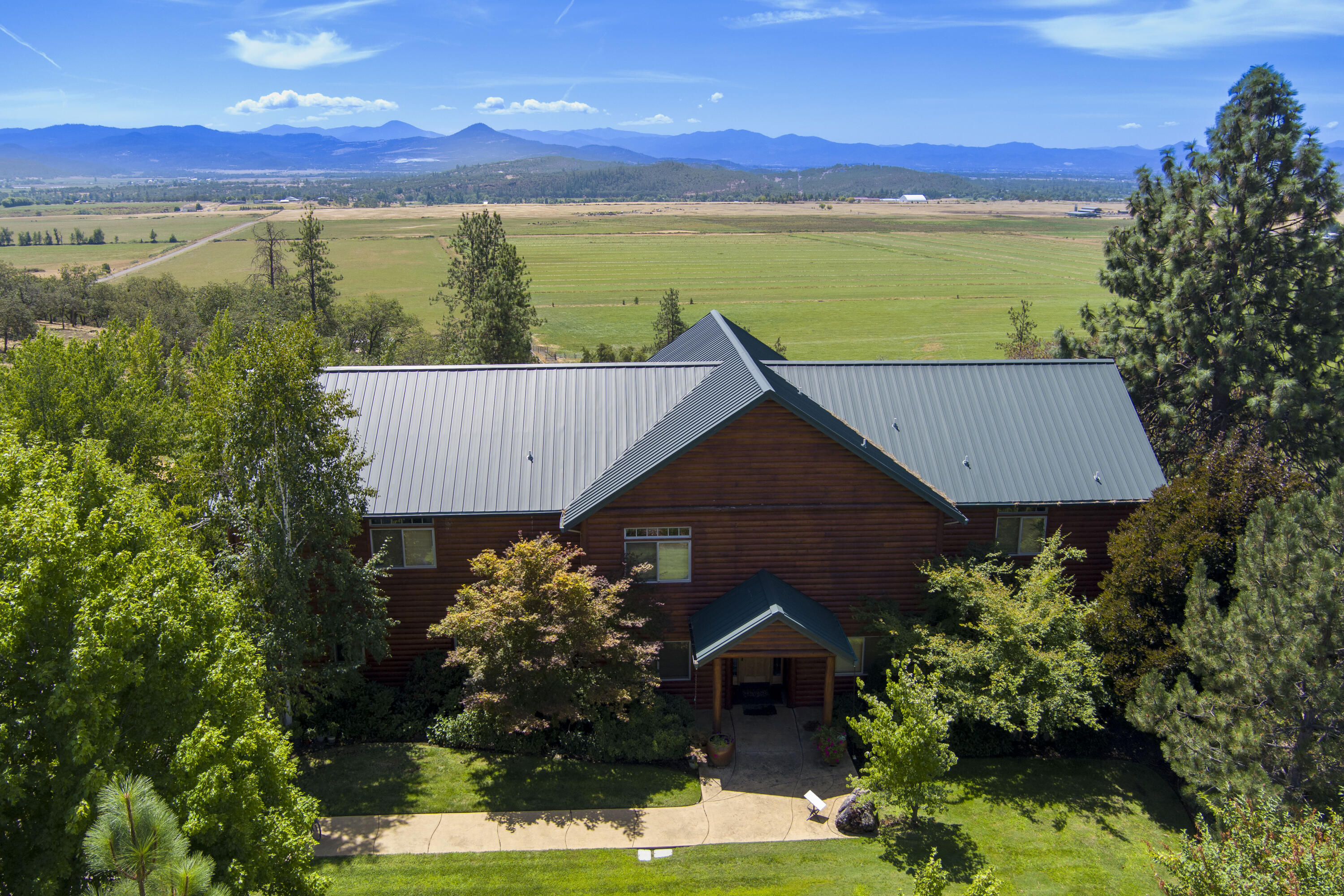 1881 Brophy Road Eagle Point, OR 97524 - Photo 4 of 130 001