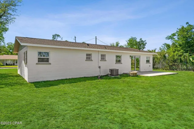 a view of a house with backyard