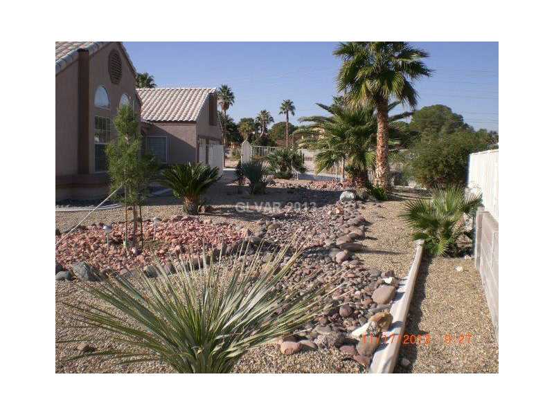 2855 Westwind Road Las Vegas, NV 89146 - Photo 13 of 32 Yard/Garden.