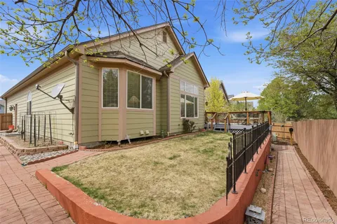 a view of a house with backyard