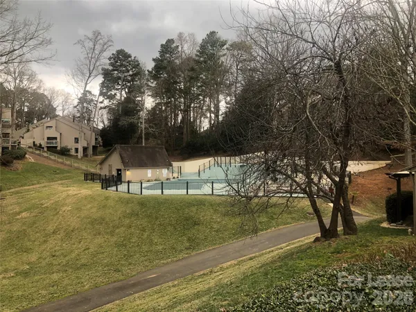 a view of a back yard