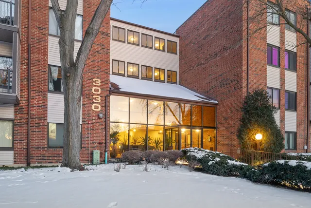 $349,000 | 3030 Pheasant Creek Drive, Unit 102, Northbrook, IL 60062