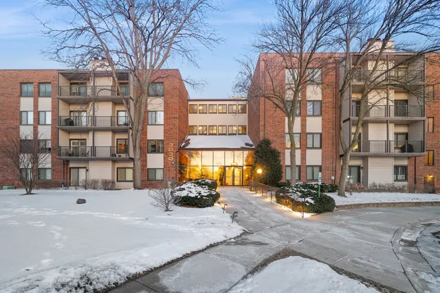 $349,000 | 3030 Pheasant Creek Drive, Unit 102, Northbrook, IL 60062