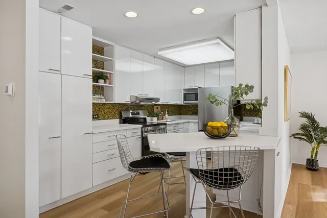 $349,000 | 3030 Pheasant Creek Drive, Unit 102, Northbrook, IL 60062